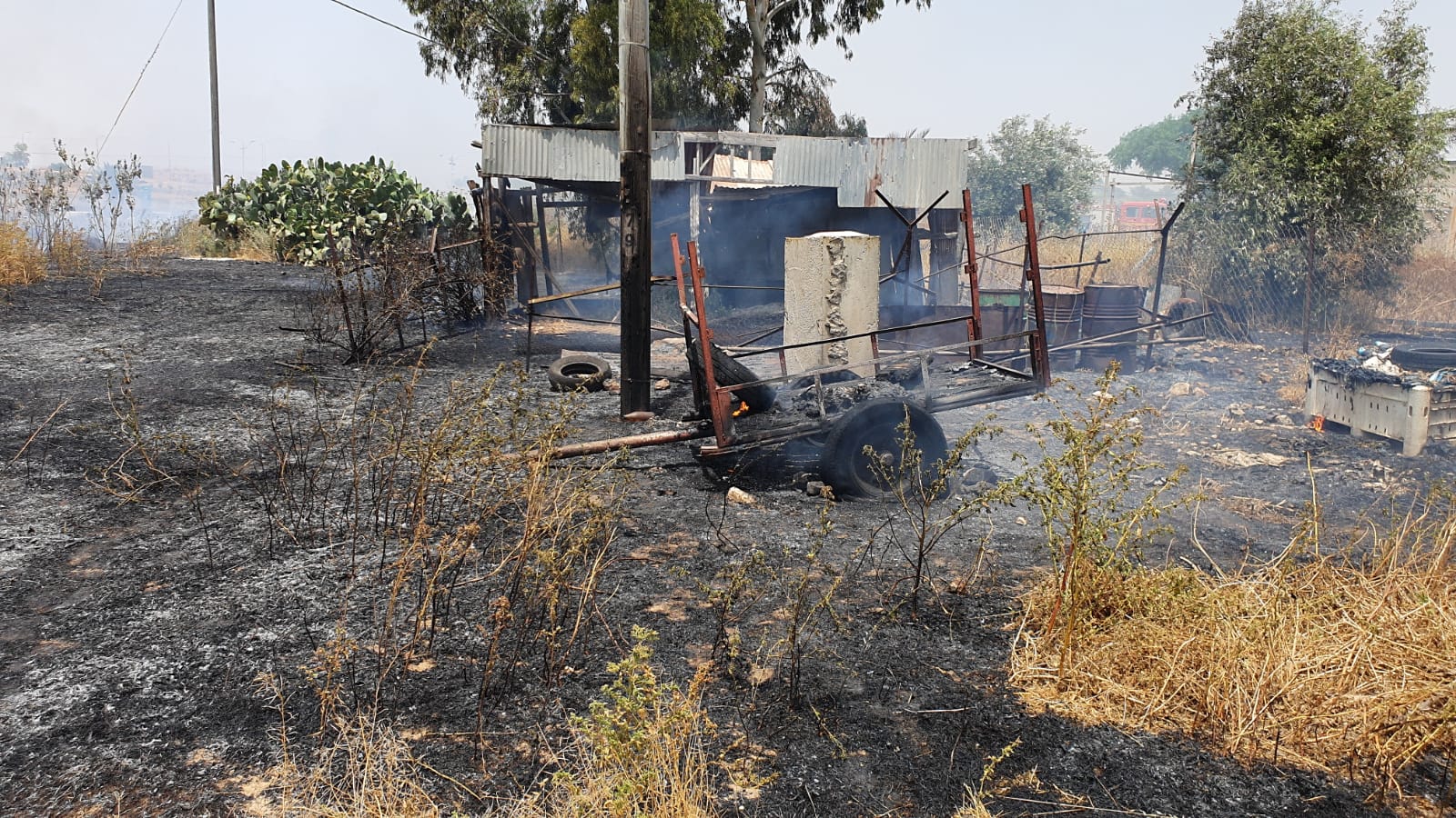 رهط: إندلاع حريق كبير في منطقة أشواك وإخلاء المنازل من السكان